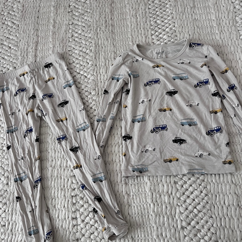 Kyte BABY Gray Pajama Set with Vehicle Print